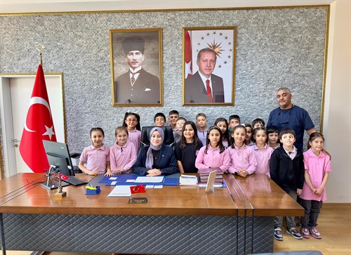 Atatürk İlkokulu 3. Sınıf öğrencileri ve Öğretmen Kenan TIRAŞ, Sayın Kaymakamımız Semanur KALKAN’ı Makamında Ziyaret Etti