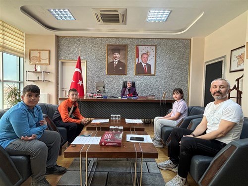 Mahmudiye Ortaokulu Öğrencilerimiz, Sayın Kaymakamımız Semanur Kalkan ile Keyifli Bir Röportaj Gerçekleştirdiler