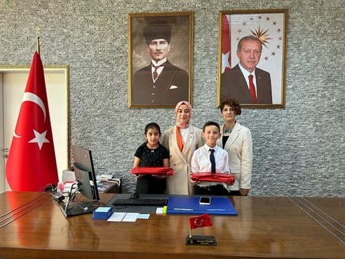 Sayın Kaymakamımız Semanur Kalkan, Koltuğunu Temsili Olarak Öğrencilerimiz Eslem Naz Selçuk ve Ege Toy’a Bıraktı