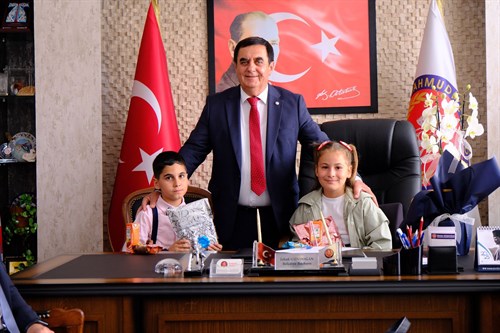 23 Nisan Ulusal Egemenlik ve Çocuk Bayramı Dolayısıyla İlgili Kurum Amirlerimiz Koltuğunu Temsili Olarak Öğrencilerimize Bıraktılar